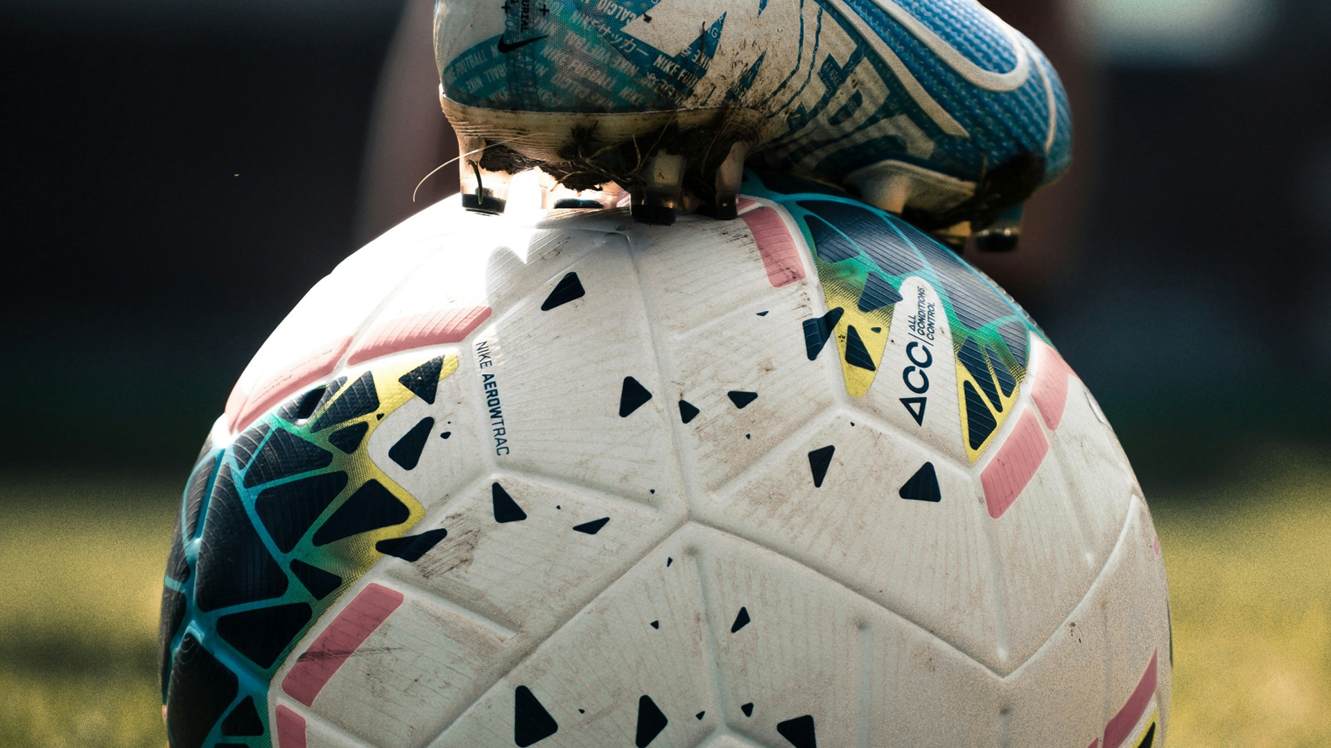 Fußballschuh auf Ball
